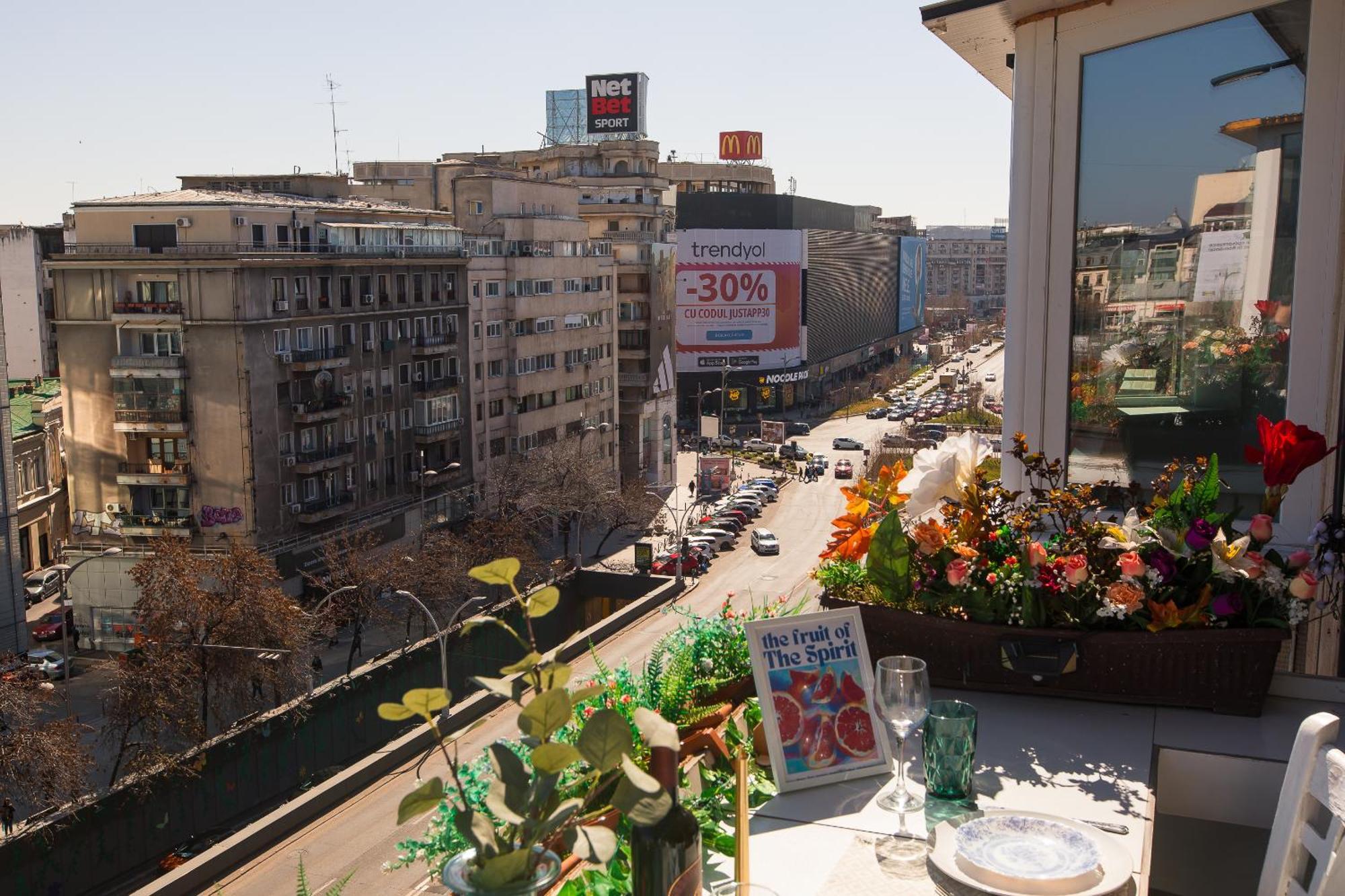 Old Town Apartment With Amazing View From The Balcony Букурещ Екстериор снимка
